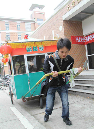 福州大學生親身感受拉“感恩號”板車行孝（圖）