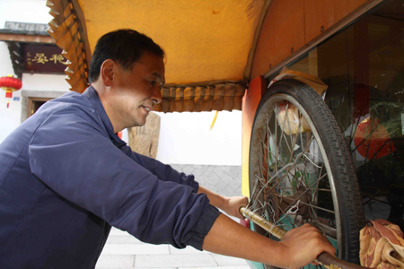 親兄弟千里載母徒步四千公里欲赴臺環島游