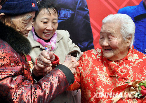 攜手八十載 終圓婚禮夢