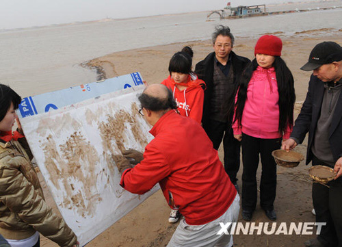 河南農民畫家以雙手沾黃河泥水作畫獲專利