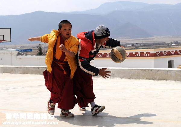 酷愛籃球運動的喇嘛[多圖]