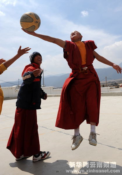 酷愛籃球運動的喇嘛[多圖]