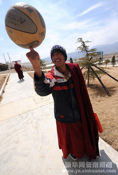 酷愛籃球運動的喇嘛[多圖]