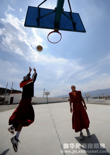 酷愛籃球運動的喇嘛[多圖]