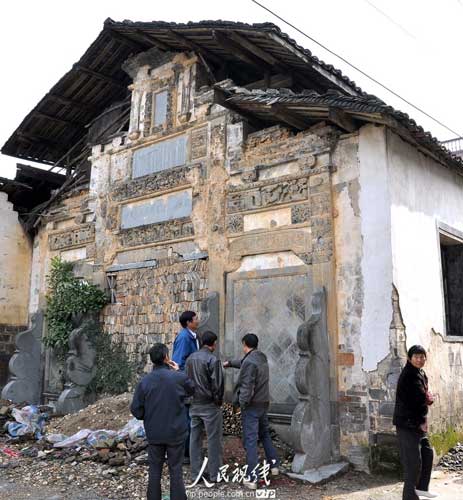 江西德興：清代牌坊成了民宅墻