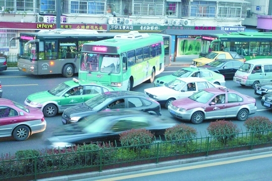 公交車左轉，通氣多了