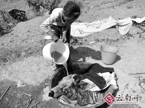 云南旱區(qū)裂縫能伸手掌 10小時拉趟水急哭村民