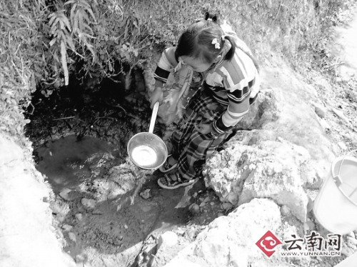 云南旱區(qū)裂縫能伸手掌 10小時拉趟水急哭村民
