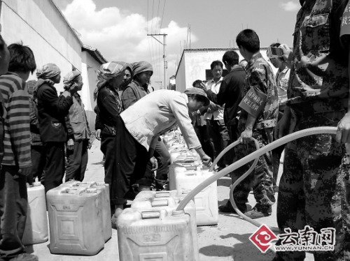 云南旱區(qū)裂縫能伸手掌 10小時拉趟水急哭村民