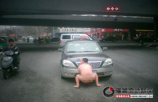裸男街頭掀車被稱