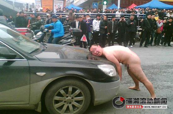 裸男街頭掀車被稱