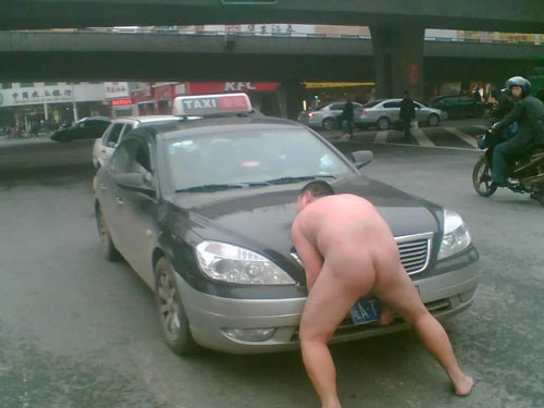 裸男街頭掀車被稱