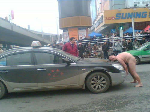 裸男街頭掀車被稱