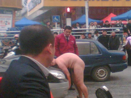 裸男街頭掀車被稱