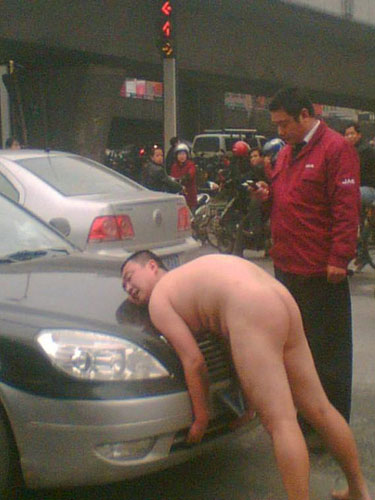 裸男街頭掀車被稱