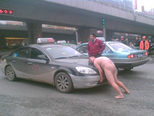 裸男街頭掀車被稱