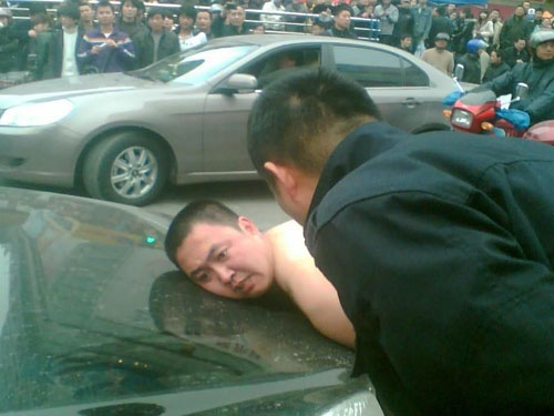 裸男街頭掀車被稱