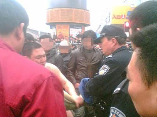 裸男街頭掀車被稱