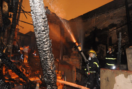 福州龍嶺社區(qū)突發(fā)大火 90多戶居民受災(zāi)