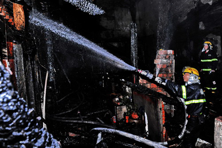 福州龍嶺社區(qū)突發(fā)大火 90多戶居民受災(zāi)