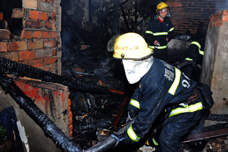 福州龍嶺社區(qū)突發(fā)大火 90多戶居民受災(zāi)