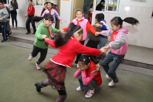 南平市實(shí)驗(yàn)小學(xué)學(xué)生課后在玩“轉(zhuǎn)圈圈”舒緩心理壓力