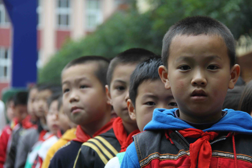 福建南平實驗小學師生為遇難小伙伴默哀三分鐘