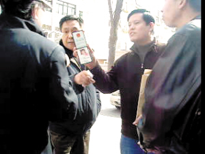 天津百貨大樓周邊停車收費亂 局長暗訪“挨宰”