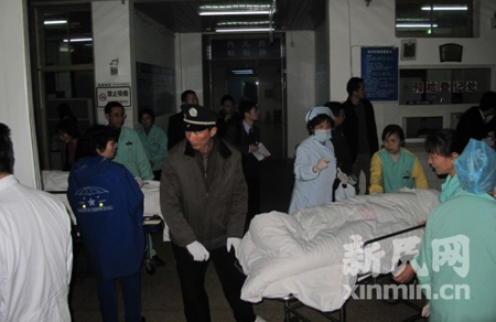 S4高速金山方向一大客車(chē)翻車(chē) 37人受傷