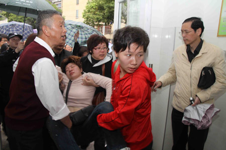 福建南平惡性殺人案續:遇難家屬悲痛悼念當場暈倒