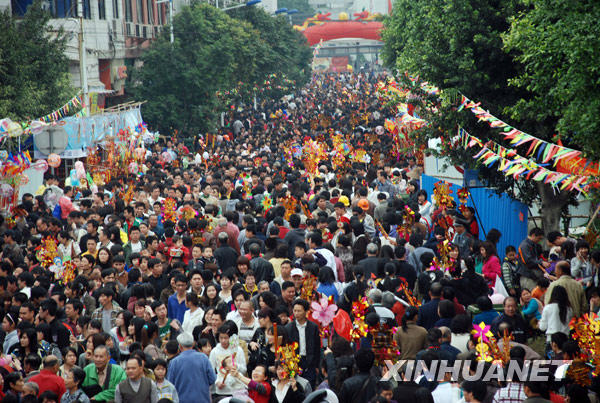 廣州“波羅誕”千年廟會(huì)人如潮涌
