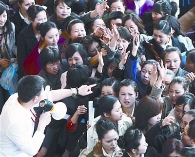 全國(guó)最大規(guī)模空姐招聘開(kāi)始 近萬(wàn)人爭(zhēng)奪千個(gè)名額