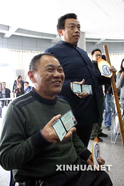 成都發(fā)出我國首批殘疾人專用駕駛證