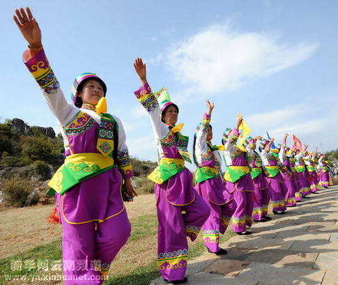 彝鄉風情醉游人