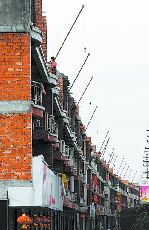 南部縣違章建設成風 上百房頂上長房子