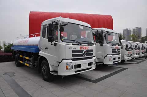 東風(fēng)捐贈西南災(zāi)區(qū)10輛運水車