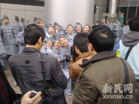 南京東路步行街現“活秦俑”百人方陣