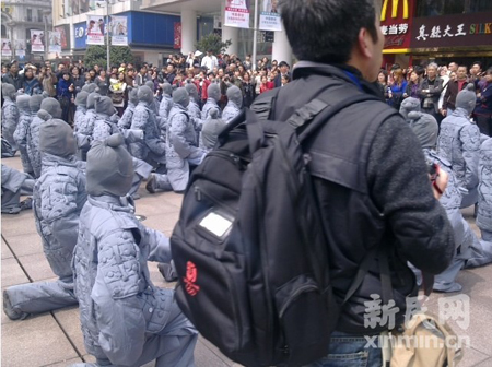 南京東路步行街現“活秦俑”百人方陣