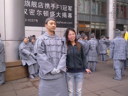 南京東路步行街現“活秦俑”百人方陣