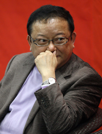 王剛自傳發布會“眾星捧月”