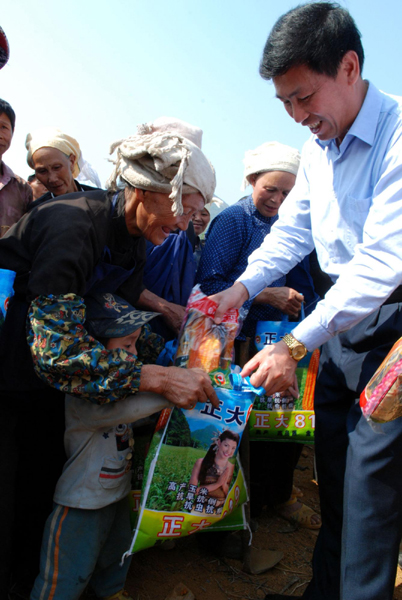 廣西向特旱區(qū)受災(zāi)農(nóng)民贈送“抗旱種子”