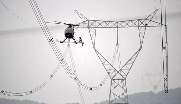 我國首次在超高壓輸電線路成功實施直升機帶電作業