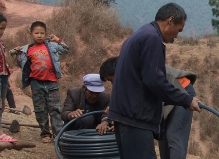 云南大理南澗：孩子出力齊抗旱