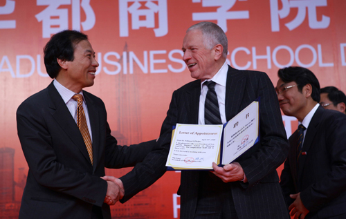 新華都聘請諾貝爾獲得者任院長 打造平民商學院