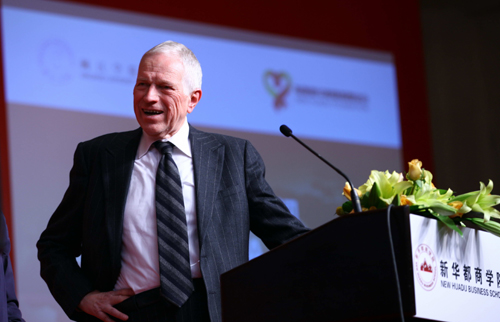 新華都聘請諾貝爾獲得者任院長 打造平民商學院