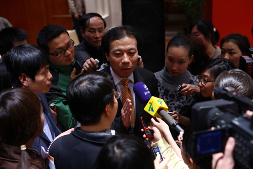 新華都聘請(qǐng)諾貝爾獲得者任院長 打造平民商學(xué)院