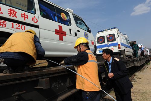 昆鐵快速搶運支援玉樹抗震救災人員物資
