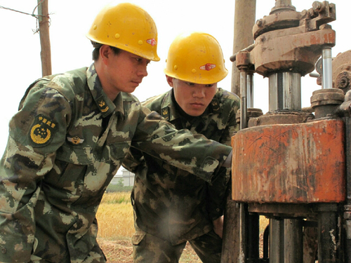 武警黃金部隊旱區(qū)打井建奇功解決萬名村民飲水難