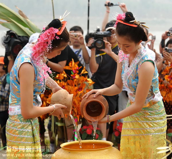 西雙版納歡樂潑水節