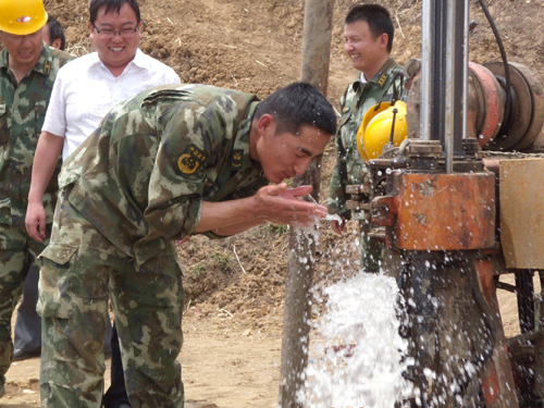 云南武警黃金部隊(duì)抗旱打井紀(jì)實(shí)：吃水不忘挖井人
